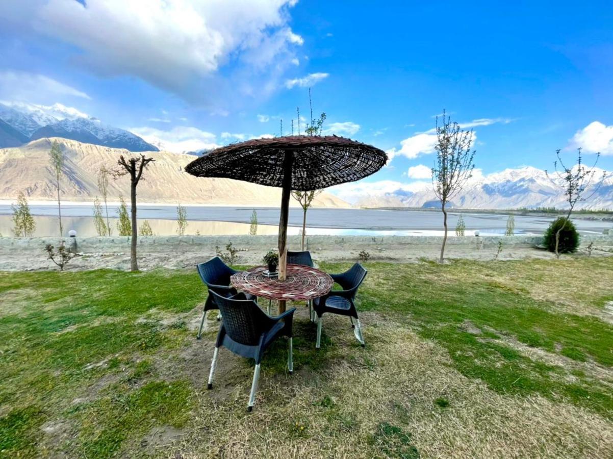 Indus View Hotel Скарду Екстериор снимка