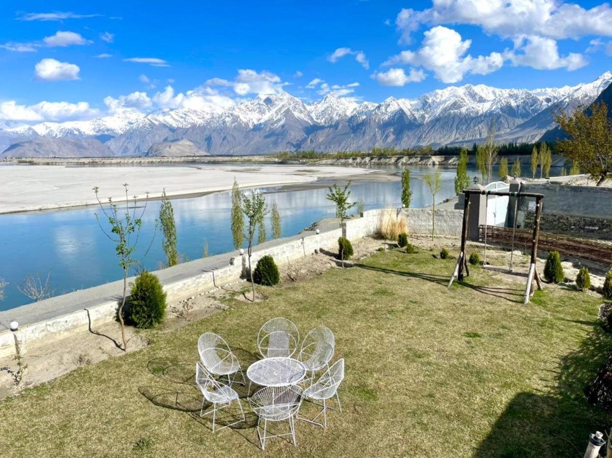 Indus View Hotel Скарду Екстериор снимка